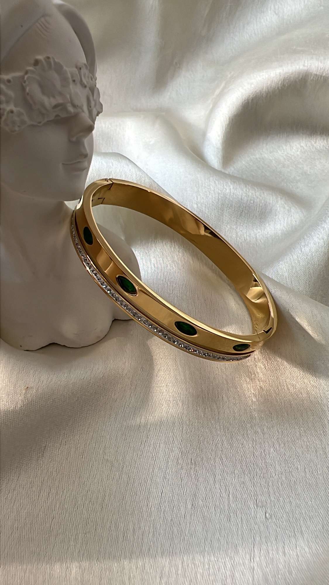 Waddle emerald bangle