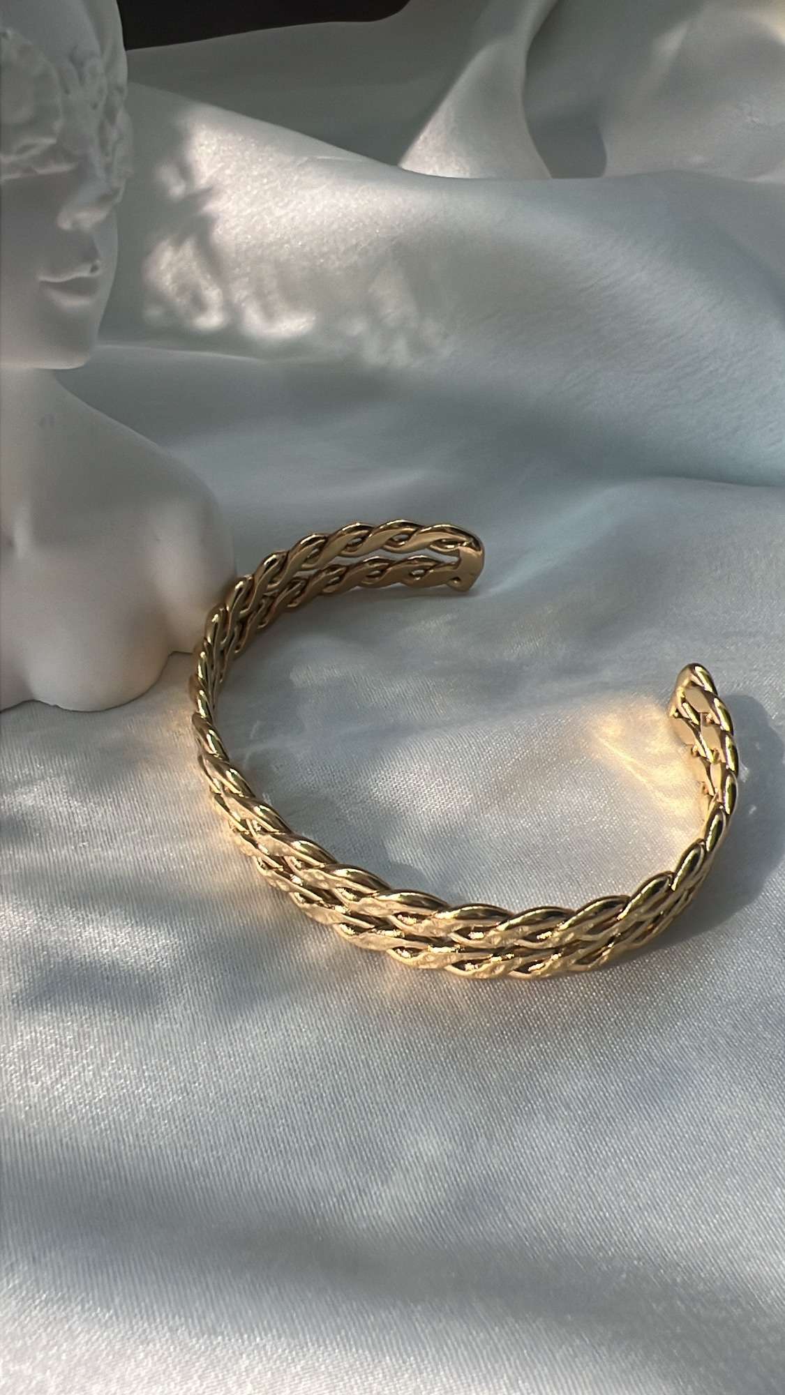 Skye minimal gold cuff