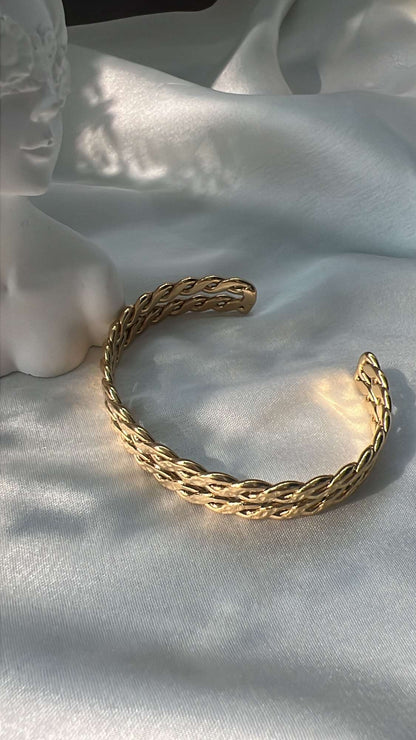 Skye minimal gold cuff