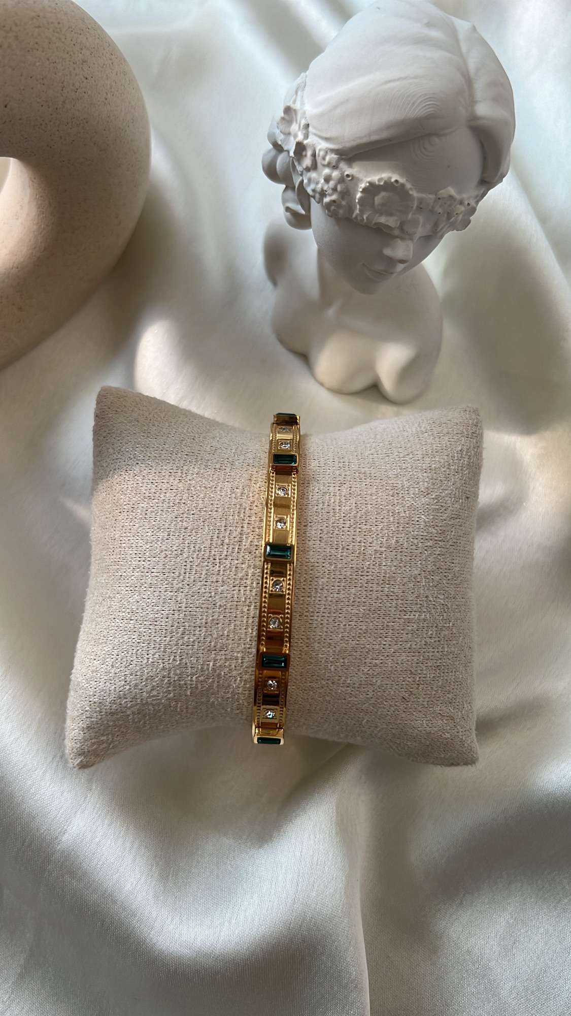 Hazy emerald bangle