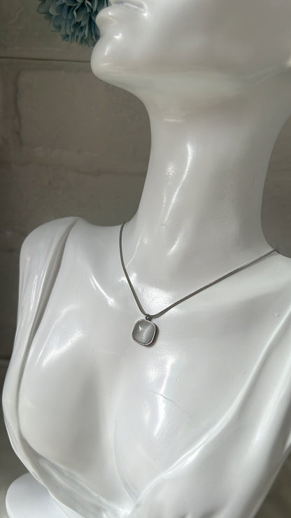 Fair Shell Stone Neckpiece