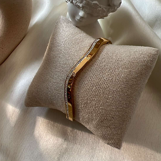 Curvy C bangle