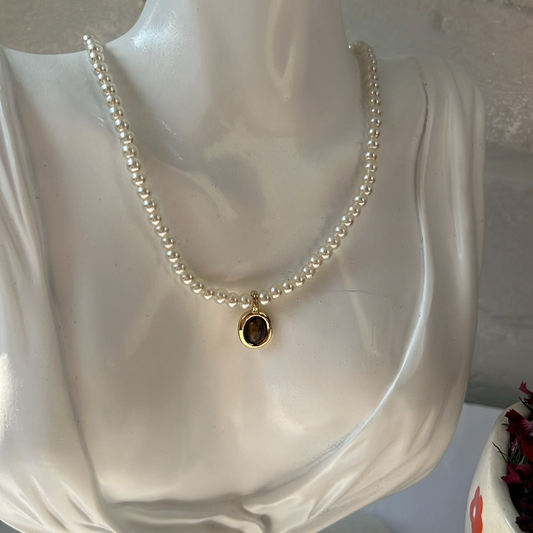 Poise pearl neckpiece