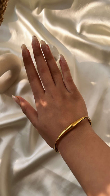 Dovie curved bangle